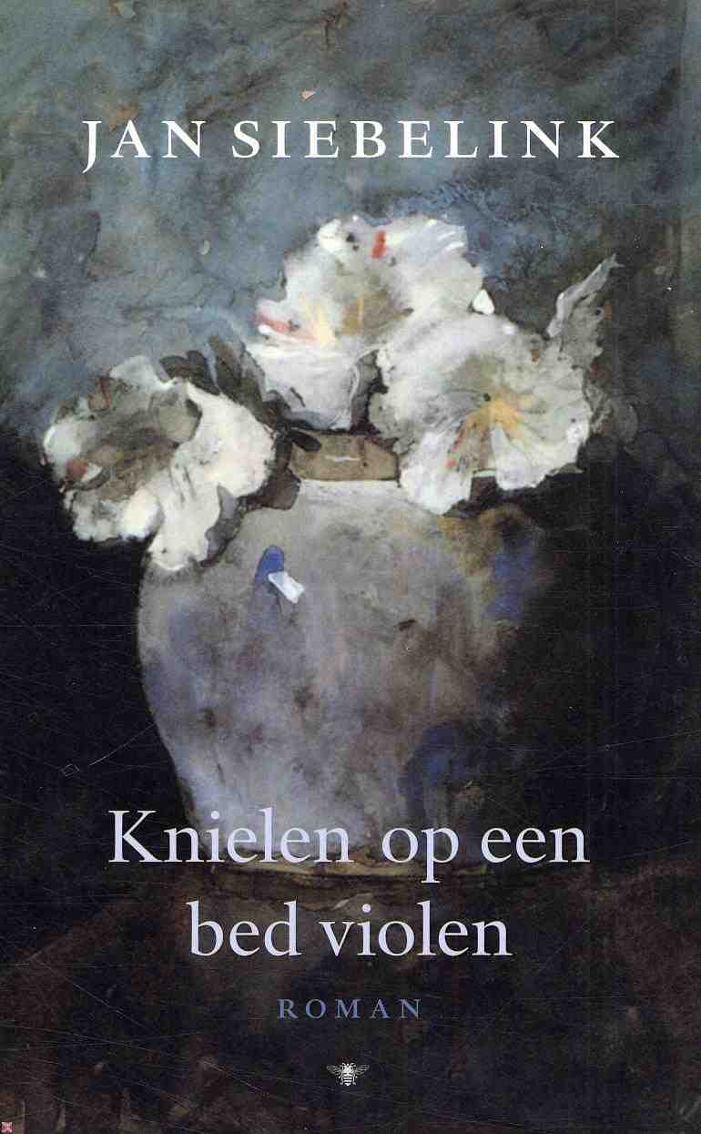 Knielen op een bed violen